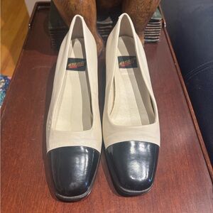 Vintage AEROSOLES Black and Cream Block Heeled Shoes